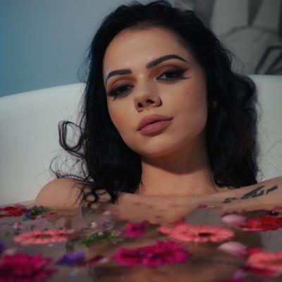 E Z Z Y ♡︎ - Onlyfans Creator Profile Picture